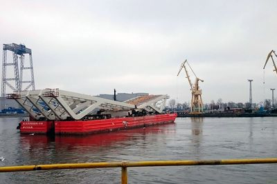 Søndag 22. januar gjekk slepet med sidespenna til den nye Loftesnesbrui ut i frå verftet i Stettin, Polen.