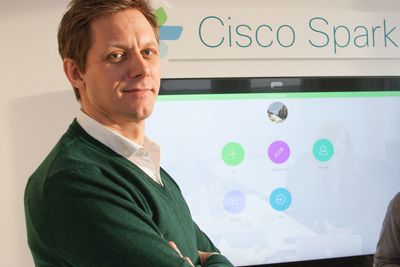 Administrerende direktør Sven Thaulow i Cisco Norge foran den norskutviklede Spark Board.