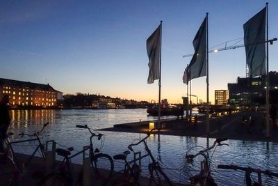 København iDanmark Sykler i solnedgang ved Den Sorte Diamant og Det kongelige bibliotek.Illustrasjonsfoto.