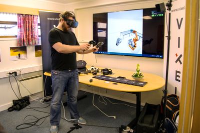 Rune Vandli med eget utstyr for VR. Med selskapet Vixel bidrar Vandli til å flytte VR-teknologien fra underholdningsindustrien til vareproduserende industri for opplæring, vedlikehold og prosjektering.