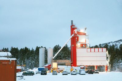 Asfalten skal produseres ved Veidekkes nye fabrikk i Alta, og transporteres med båt til Sørkjosen.