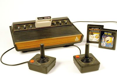 Atari 2600 med kassett, joystick og konsoll.