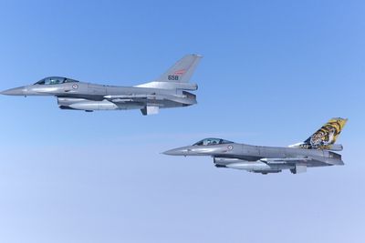 Slepetraktorene kan maskimalt trekke 4,5 tonn med pådragsbremser. Ingen norske kampfly veier mindre enn dette. F-16 veier for eksempel 16 tonn.