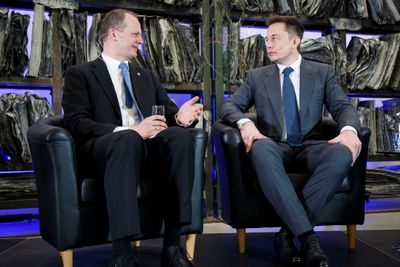 Ketil Solvik-Olsen sammenlikner Elon Musk med Henry Ford. De møttes under et seminar i Oslo i fjor vår. – Tenk om vi fikk Elon Musk til å etablere batteriproduksjon i Norge, sier han.