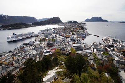 Med hav på alle kanter, er det trangt om plassen i Ålesund, noe som er krevende for å få til et godt vegsystem i byen.