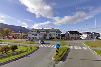 Den som frå driftskontrakten for Nord-Troms, får blant annet ansvar for drift og vedlikehold av E6 og fylkesveg 865. Her møtes de i Storslett, kommunesentret i Nordreisa.