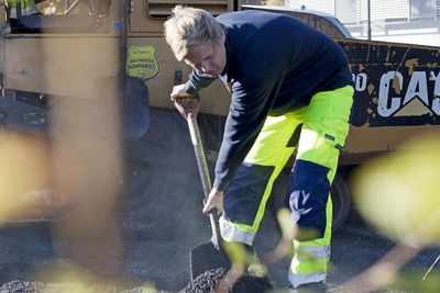 Vaktmesterkompaniet vil ikke lenger nøye seg med å asfaltere i Oslo-området. Nå har det gitt pris på to av Vegvesenets asfaltkontrakter, og flere anbud skal det bli.