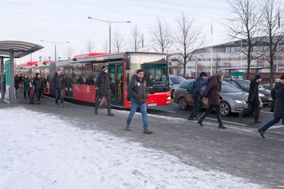 Det går i dag 50 busser i timen til Fornebu i rushtiden, det er ikke nok til å frakte alle arbeidstakerne på halvøya.