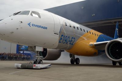 Embraer E190-E2 på utrullingsseremonien i februar i fjor. Om et års tid skal Widerøe, som første flyselskap, ta flytypen i bruk.