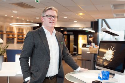 Andreas H. Augdahl, salgsdirektør for utdanning og offentlig sektor i HP Norge, foran Sprout-maskinen. Et kamera øverst lar deg skanne inn objekter i 3D.