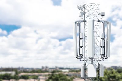 Her en mobilmast med 5G-utstyr fra Ericsson, myntet på forstadsdekning.