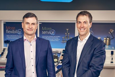 Mark Evans, til høyre, sammen med avtroppende O2-sjef Ronan Dunne i juli 2016.