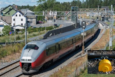 Ved Knapstad på Østoldbanens østre linje er det montert to mekaniske smøreapparater som skal få ned støy for de som bor i området rundt toget. Illustrasjonsbilde hentet fra Østfoldbanen ved Råde.