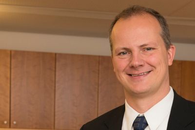 Samferdselsmininster Ketil Solvik-Olsen mener departementet legger til rette ved å senke frekvenstaket i 900 MHz-båndet.