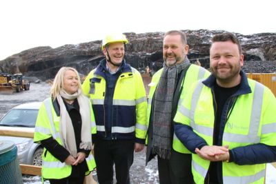 E18 Tvedestrand Arendal. Stor stemning da politikerne fikk inspisere anleggsområdet på Grentstøl i Tvedestrand. F.v. Åse Michaelsen (FrP), samferdselsminister Ketil Solvik-Olsen (FrP), Svein Harberg (H) og stortingskandidat for Venstre på Agder, Petter N. Toldnæs.