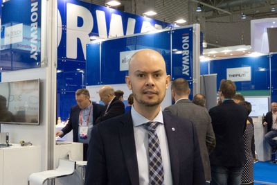 Frekvensdirektør John-Eivind Velure skal etter planen auksjonere ut 2x20 MHz i 900 MHz-båndet i mai. Her fotografert foran den norske paviljongen under Mobile World Congress i Barcelona tidligere i uka. 