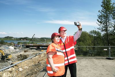 Statsminister Erna Solberg (H) og samferdselsminister Ketil Solvik-Olsen (FrP) bruker nå tiden godt til å lekke fra Nasjonal Transportplan som skal være ferdig før påske.