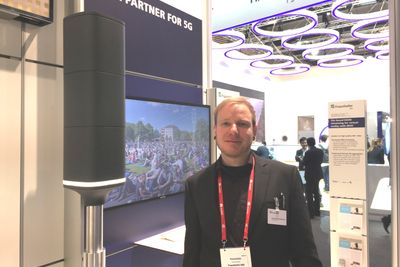 Konstantin Koslowski fra Fraunhofer Heinrich Hertz Institute i Berlin i Tyskland har tatt fram en løsning for å plassere ut diskrete basestasjoner i 60 GHz-båndet som konfigurerer backhaul automatisk og dermed deler på en fiberforbindelse.