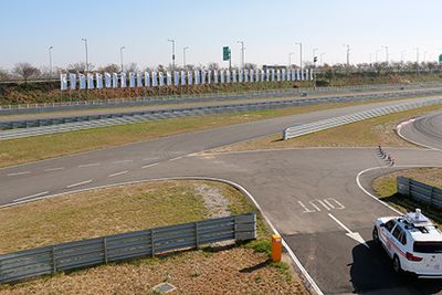 Her et bilde fra banen der BMW-bilene kjører med Ericsson-terminaler for 5G ombord. Nettverket er det operatøren SK Telecom som har satt opp. Her testes forming av energien i radiostrålene fra basestasjonene til terminalene i bilen i hastigheter på opp til 170 kilometer per time. En viktig test i bruk av 28 GHz-båndet mot ting i bevegelse.