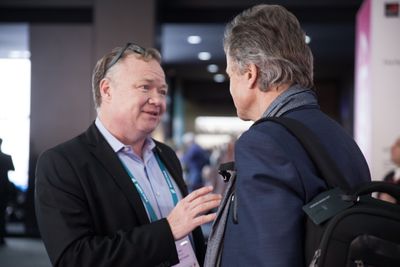 John Strand i passiar med Jon Fredrik Baksaas under mobilkongressen i Barcelona i 2017. Kongressen er en pengemaskin, og det aller største og viktigste av en rekke arrangementer i regi av næringsorganisasjonen GSMA.