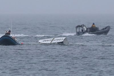 En sponson fra ulykkeshelikopteret - én av mange vrakrester som hittil er funnet i sjøen.