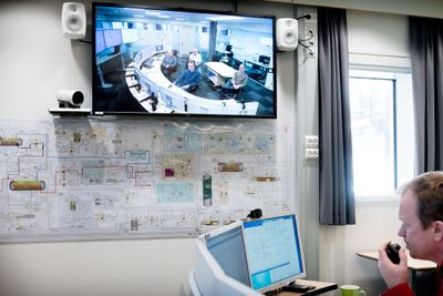 Da Teknisk Ukeblad besøkte Ivar Aasen-plattformen tidligere i år, var kontrollrommet bemannet. Men i teorien kan kontrollrommet fjernstyres fra land. På skjermen i bakgrunnen ser man kontrollrommet på land. 