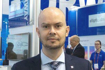 Frekvensdirektør John-Eivind Velure i Nasjonal kommunikasjonsmyndighet, her fotografert ved den norske standen under Mobile World Congress i Barcelona i månedsskiftet, mener Norge ligger rimelig godt an i forhold til andre land når det gjelder å tildele frekvenser til 5G.
