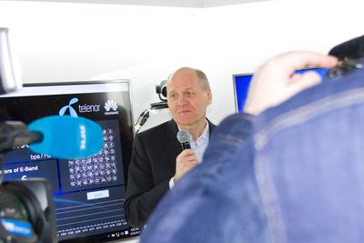 Telenor-sjef Sigve Brekke skryter av fiberveksten i Norge og Sverige i første kvartal.