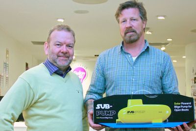 SolPumpa-gründer Thomas Græsholt og prosjektleder i NewNow, Joachim Botnen, med esken til den kommende IoT-lensepumpa Sub-Pump.