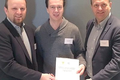Pål M. Dahlø i Sør-Trøndelag fylkeskommune, rådmann Per O. Johansen i Åfjord og Arne Quist Christensen i Telenor har skrevet kontrakt for leveranser av fiber til hjemmet i Åfjord i Sør-Trøndelag.