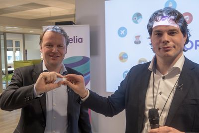 Se så smått: Teknologidirektør i Telia, Jon Christian Hillestad, og adm. direktør og gründer i Disruptive Technologies, Erik Fossum Færevaag holder en av de knøttsmå sensorene som nå skal ut på den nordiske IoT-markedet via Telia.