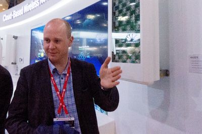 Produktsjef Eivind Mikkelsen i Huawei forklarer hva skyteknologi har å gjøre i mobilnettene for Inside Telecom-kollega Varog Kervarec (til venstre) under Mobile World Congress i Barcelona 1. mars. 