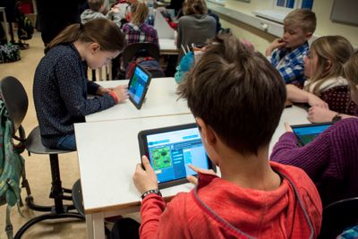 IT-sikkerhet og personvern bør bli pensum i skolen, mener artikkelforfatteren. Bildet er tatt i forbindelse med initiativet Kodetimen, fra Lær kidsa koding.