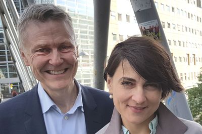 Forskningssjef Bjørn Sandberg i Telenor, her sammen med Ieva Martinkenaite, som leder gruppen som er bindeleddet mellom Telenor og gründere som ønsker å teste tjenester i IoT-nettet. Hun skal presentere gründersatsingen i dag i Forskningsparken. Hun koordinerer også arbeidet innen kunstig intelligens, senteret der Telenor jobber sammen med Sintef og NTNU.