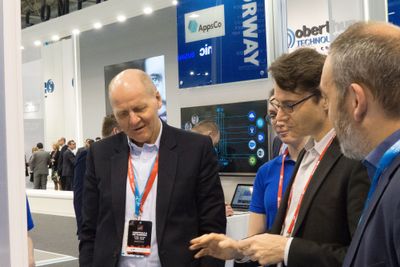 Her får en av de besøkende på Elliptic Labs' utstilling i den norske paviljongen under Mobile World Congress i Barcelona, konserndirektør Sigve Brekke i Telenor, demonstrert ultralydteknologien av Guenael Strutt i Elliptic Labs. Helt til høyre en annen nordmann som følger med, IKT-Norges Fredrik Syversen. 