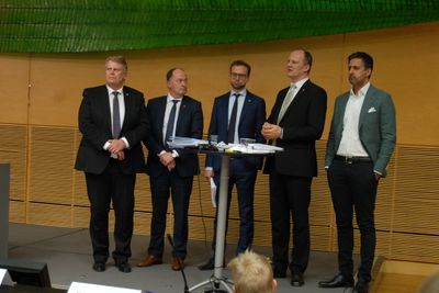 Det var bokstavelig med påholden penn at samferdselsminister Ketil Solvik-Olsen kunne presentere forslaget til Nasjonal Transportplan. Alle samarbeidspartiene skulle ha sitt ord med i laget. Fra venstre Hans Fredrik Grøvan (KrF), Morten Stordalen (FrP), Nikolai Astrup (H), statsråden og Abid Raja (V).