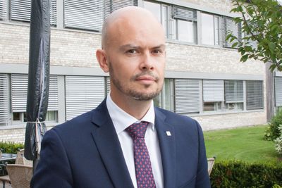 Frekvensdirektør John-Eivind Velure i Nasjonal kommunikasjonsmyndighet legger første brikke i det gigantiske puslespillet det er å frigjøre kringkastingsfrekvensene før frekvenstillatelsen går ut 2. juni 2021. Og første brikke er å finne ut hvem som skal eie og drive kringkasting i det digitale bakkenettet etter 2021.