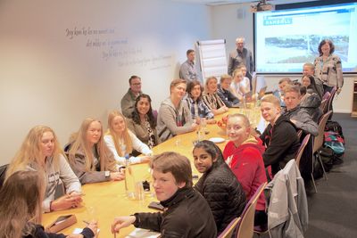 Undervisningen ved forskerlinja på Drammen videregående skole ble før påske flyttet til Rambøll i Drammen for blant annet å lære mer om brukonstruksjon. Bak ser vi Hans Arnslett(t.v.), Inge Solberg,  og Unni Horne fra Rambøll.