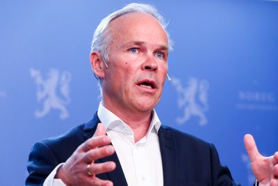 Statsråd Jan Tore Sanner legger fram kommunereform.