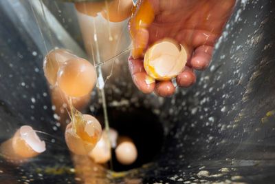 Eggeskall kan gå fra å være avfall til å bli viktig i medisinsk sårbehandling. Men EU-regler skaper trøbbel.