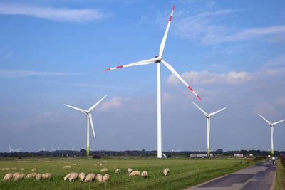 Vindkraftutbyggingen i Nord-Tyskland gjør at eierne av vindmøllene får penger for å skru av møllene når produksjonen er for høy.