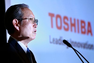 Toshibas toppsjef Satoshi Tsunakawa under en pressekonferanse
 den 11. april 2017.