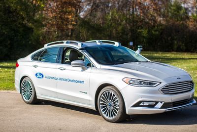 Ford viste i desember frem sitt nyeste utviklingskjøretøy for autonom teknologi, basert på modellen Fusion hybrid, bedre kjent som Mondeo i Europa. (Foto: Ford Motor Company)