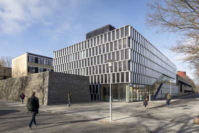 Her ved avdelingen for fotonik ved Danmarks Tekniske Universitet (DTU) er mye av arbeidet med den nye fiberteknologien utført. 