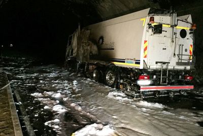 Vraket av feiebilen som tok fyr inne i Fjærlandstunnelen i Sogn sent mandag kveld.  OBS kreditFoto: Sogn brann og redning / NTB scanpix