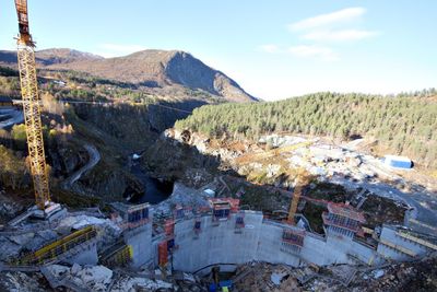 Den 50 meter høye Sarvsfossen dam i Setesdal sto klar til å ta i mot vårflommen i 2014.