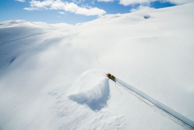 Vegvesenet er nå i full gang med å brøyte fylkesvei 55 over Sognefjellet. Jobben tar rundt to uker og til tross for at det ikke har vært noen snørekord i år står det meterhøye brøytekanter igjen bak den kraftige maskinen.