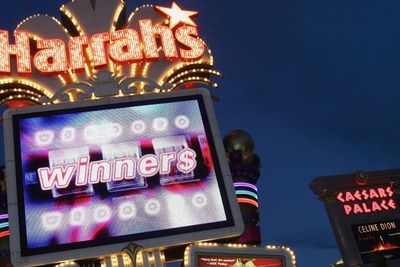 Ceasars Palace og Harrah's Las Vegas er to av kasinoene som innfører teknologi som automatiserer gratis drikke-praksisen.