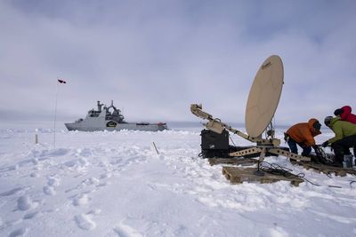 Forsvarsmateriell skal inngå avtale med leverandører av satellittkommunikasjonsutstyr. Her tester de bredbåndsdekning i arktis sammen med Kystvakten.