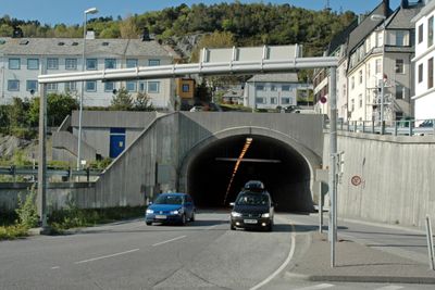 Den 3520 meter lange Ellingsøytunnelen på riksveg 658 ble åpnet samtidig med Valderøytunnelen i 1987. Den er bompengefinansiert og ble nedbetalt i 2009. Nå står den foran en omfattende oppgradering. Bildet viser søndre portal like utenfor Ålesund sentrum.